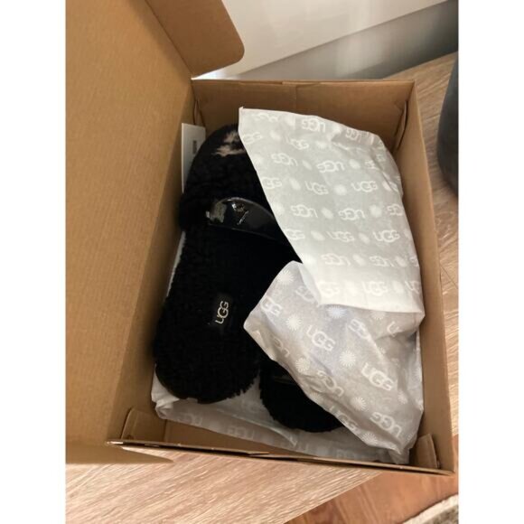 NIB UGG Cozetta Curly Faux Plush Sheepskin Graphic Slipper Black Size: 7 NWB - Picture 8 of 9